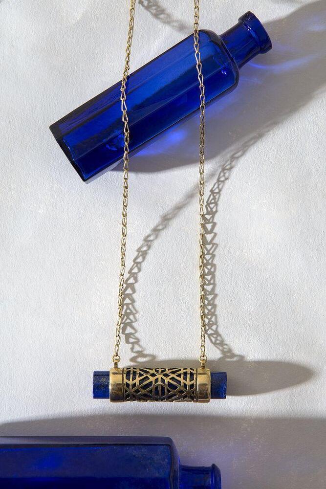 हाथ से बनाई गई शिल्पकार की हार