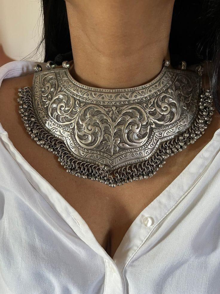 ट्रिबल डिज़ाइन सिल्वर नेकलेस