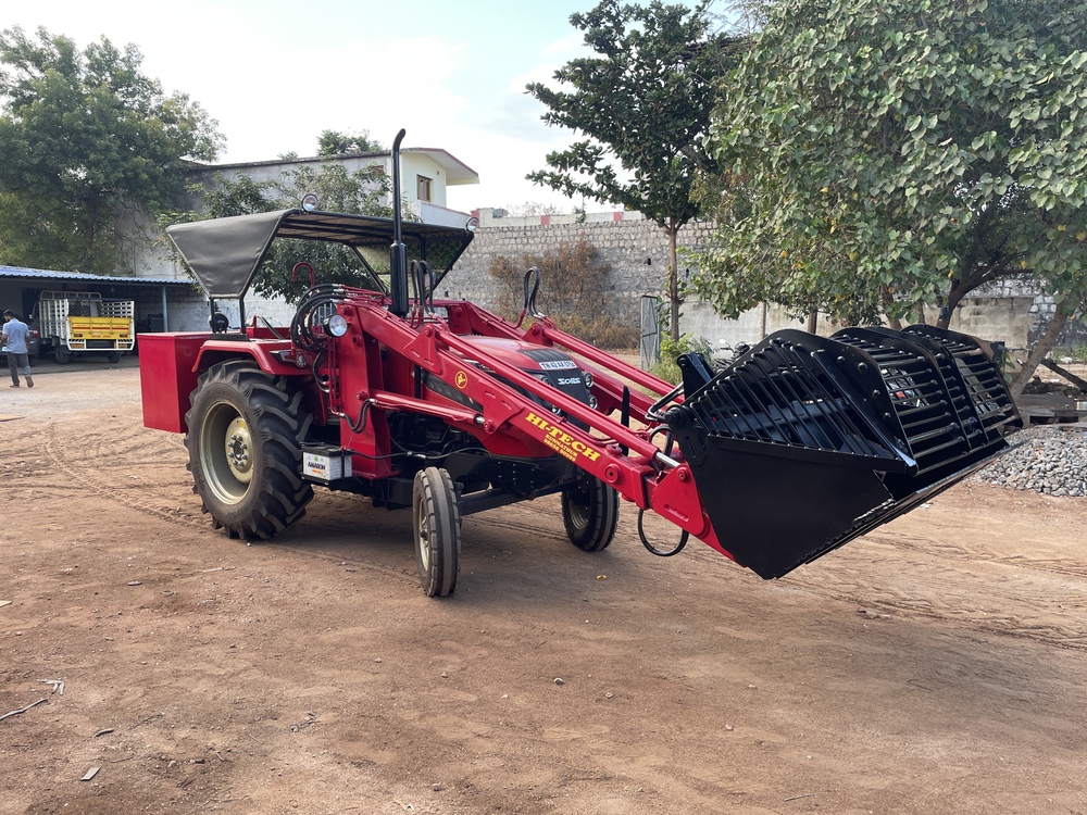 Telescopic Loader - Finishing: Powder-Coated Finish