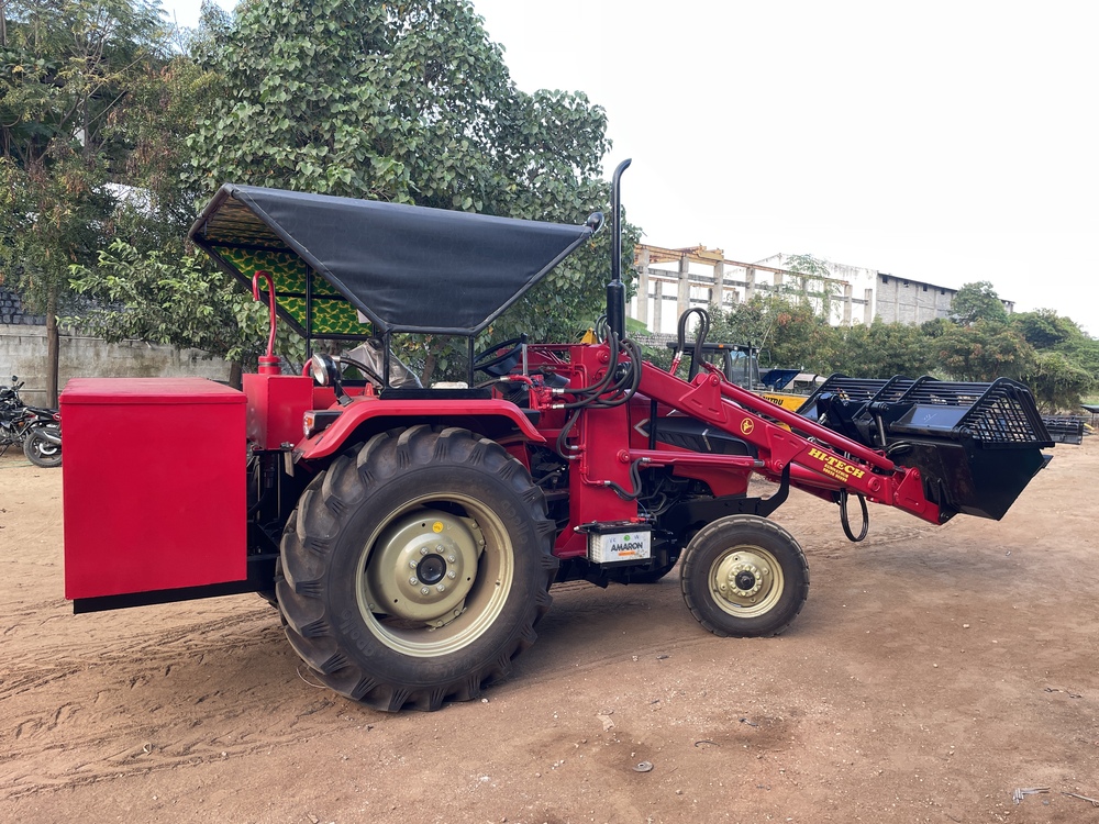 Telescopic Loader - Finishing: Powder-coated Finish