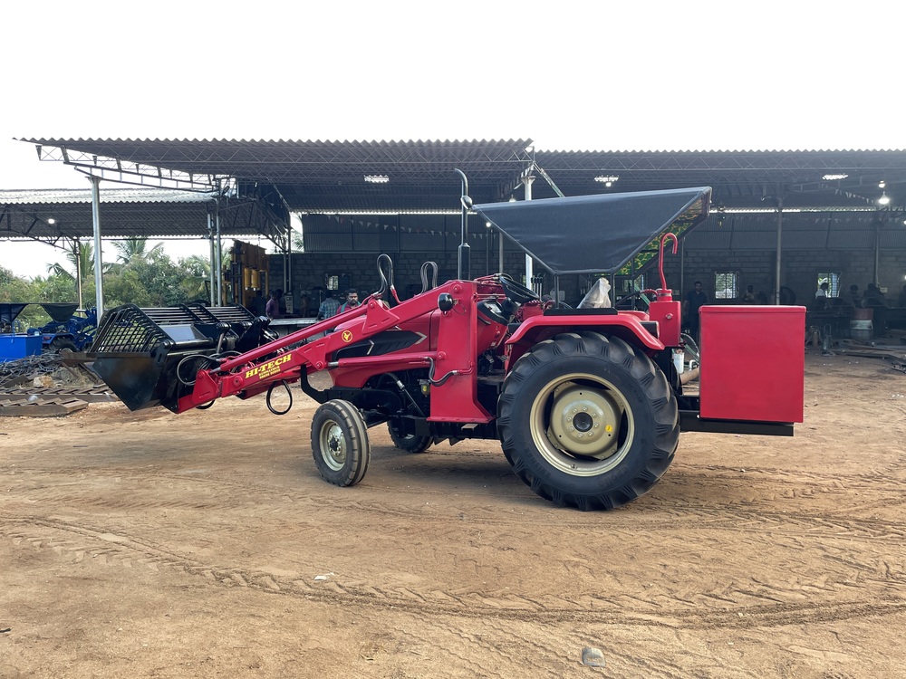 Telescopic Loader - Finishing: Powder-coated Finish