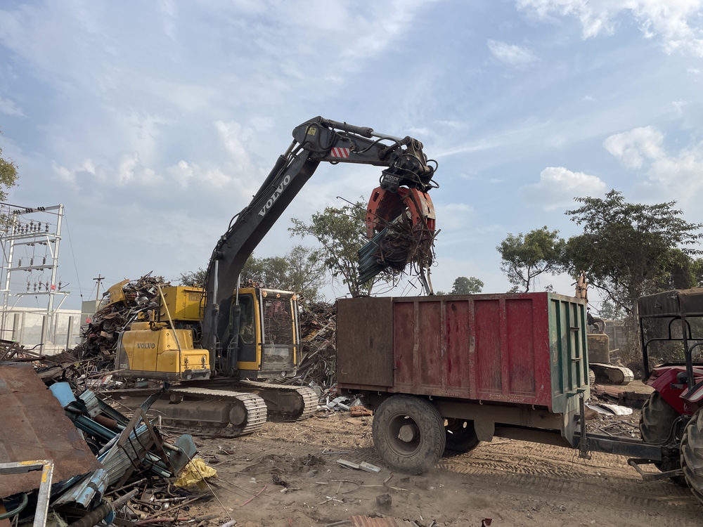 Scrap Grabber - Finishing: Powder-Coated Finish