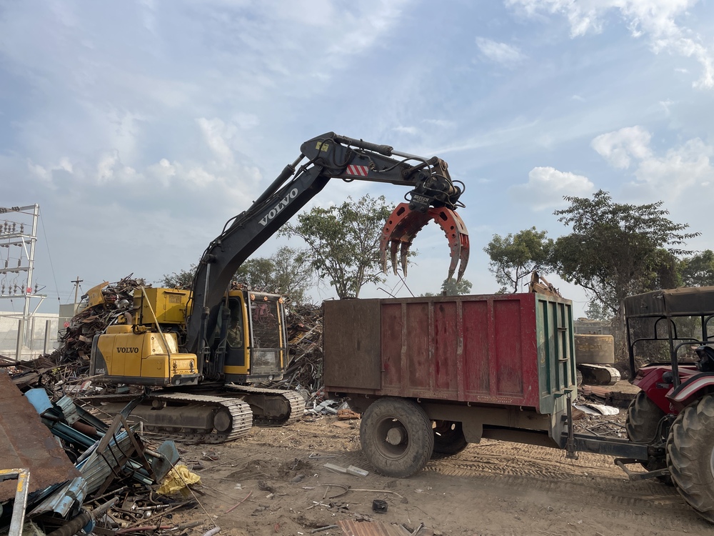 Scrap Grabber - Finishing: Powder-coated Finish