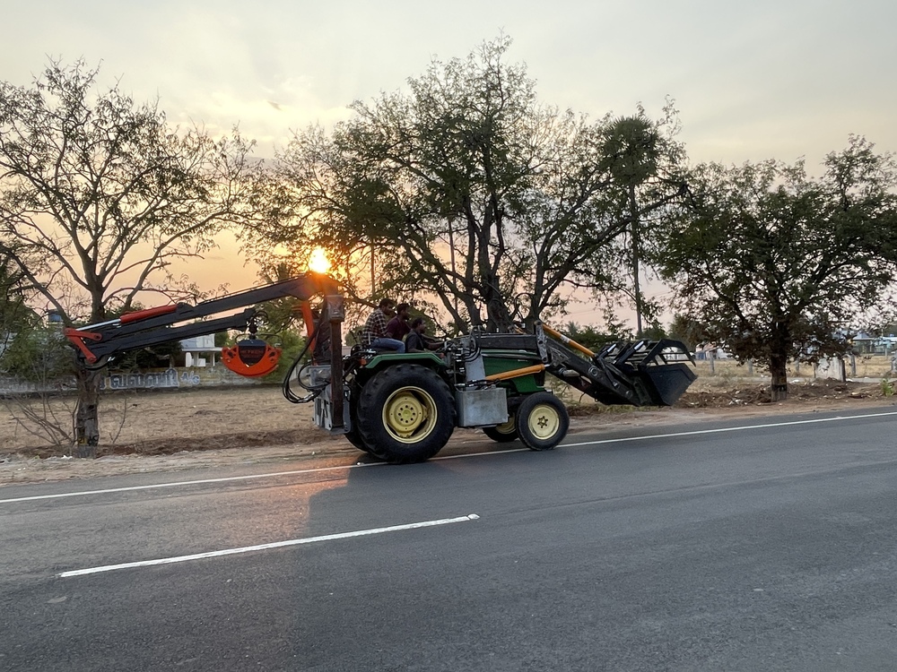 Tractor Mounted Radial Loader - Finishing: Powder-Coated Finish