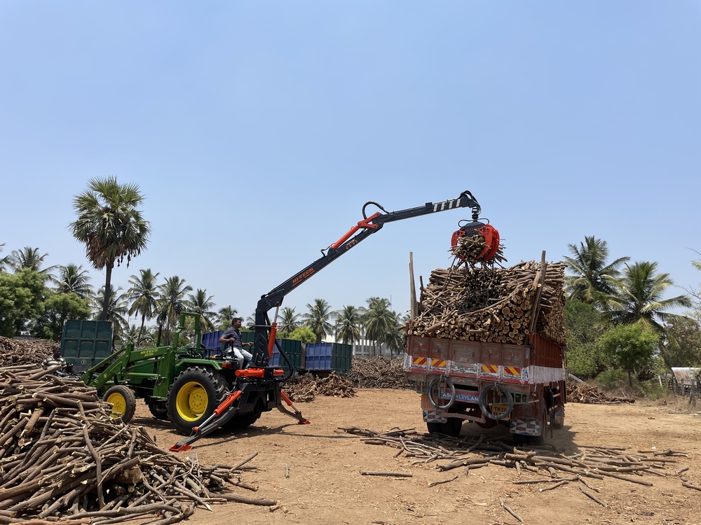 Tractor Mounted Radial Loader - Finishing: Powder-coated Finish