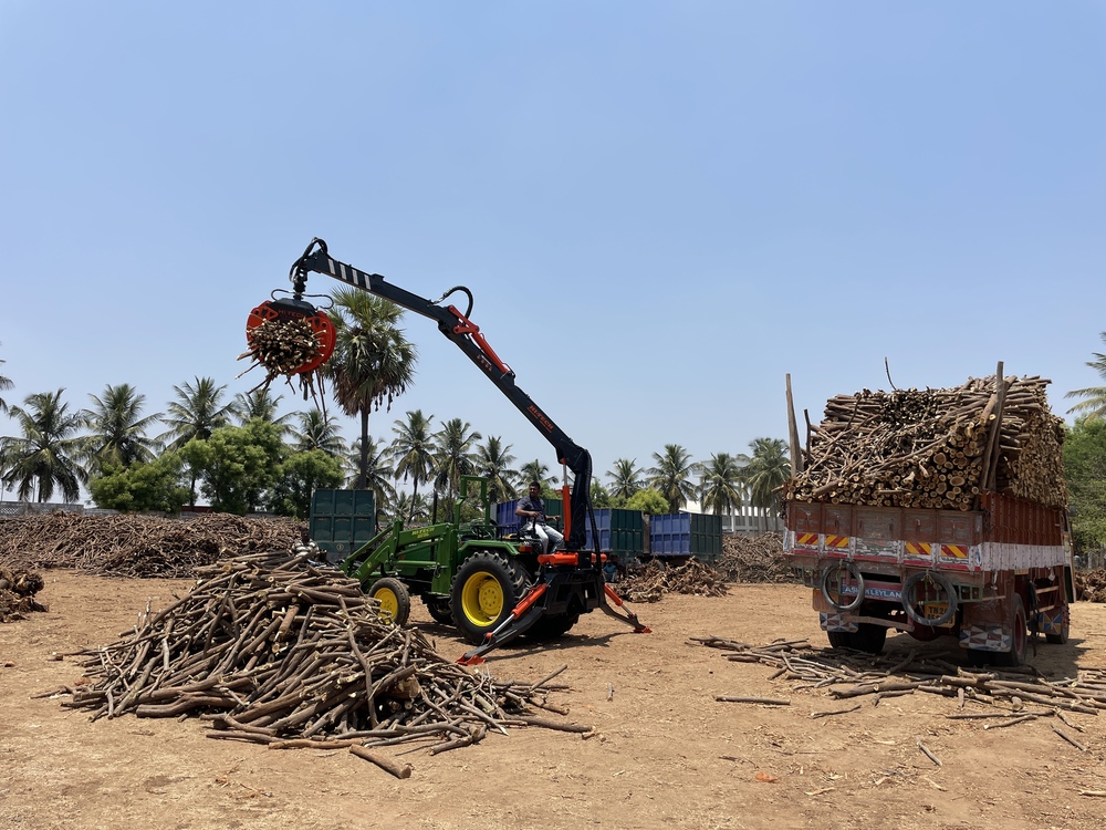 Tractor Mounted Radial Loader - Finishing: Powder-coated Finish