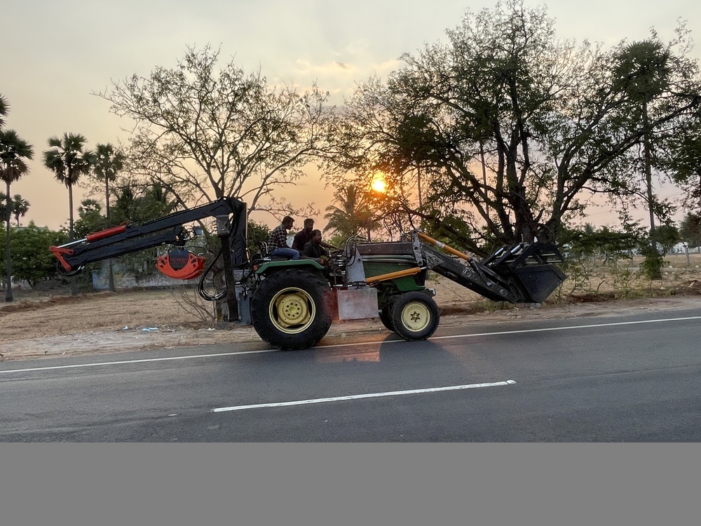 Tractor Mounted Radial Loader - Finishing: Powder-coated Finish