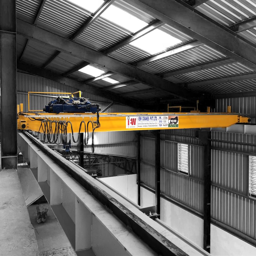 Industrial Eot Crane - Heavy Duty Steel Construction, Electric Power Supply, 220 Voltage , Hi-tech Lifting Mechanism, Blue Color