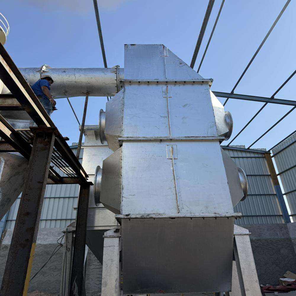 Solid Waste Incinerator - Mild Steel, 20x20x20 Inch , 350 Kg/hr Capacity, Fully Automatic, 1200â°c Operation, 95% Efficiency, Wet Scrubber Emission Control
