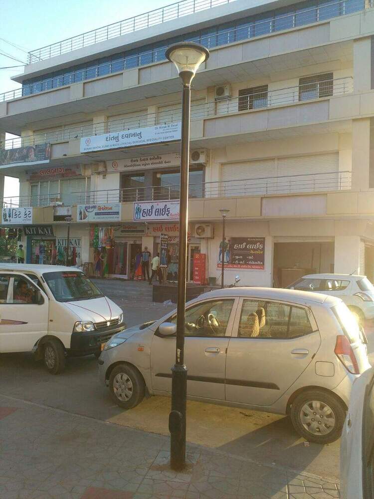 मिड हिंग्ड पोल