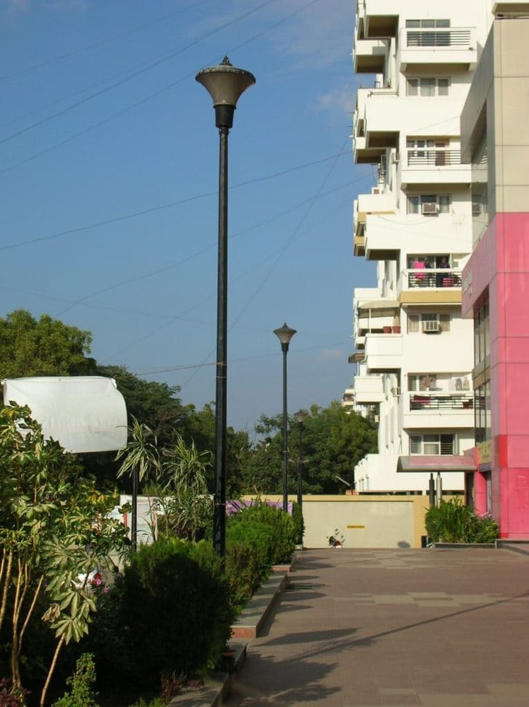 Octagonal Pole - Color: Black
