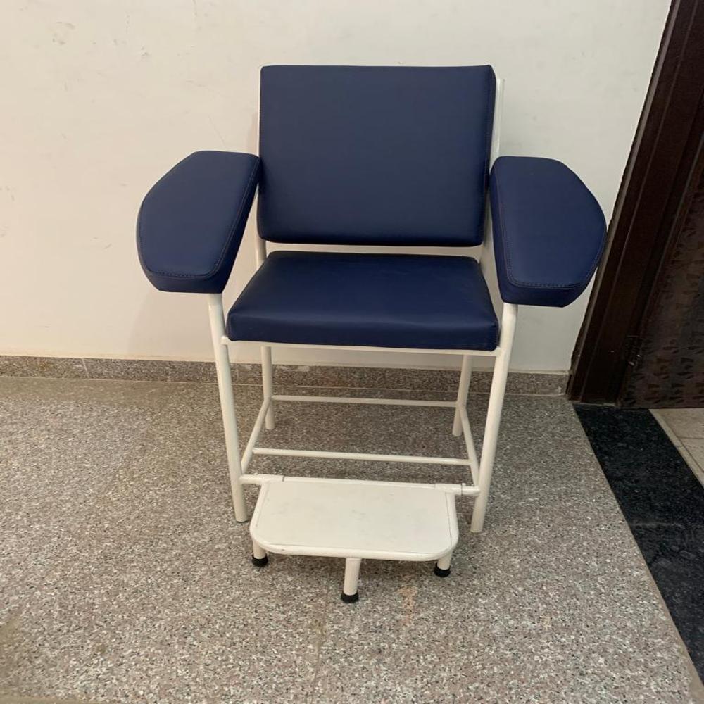 Blood Donor Chair - Mild Steel, 115x65x60 cm, Blue | Cushioned Adjustable Armrest, Powder Coated Frame, Fixed Leg Rest, Manual Recline