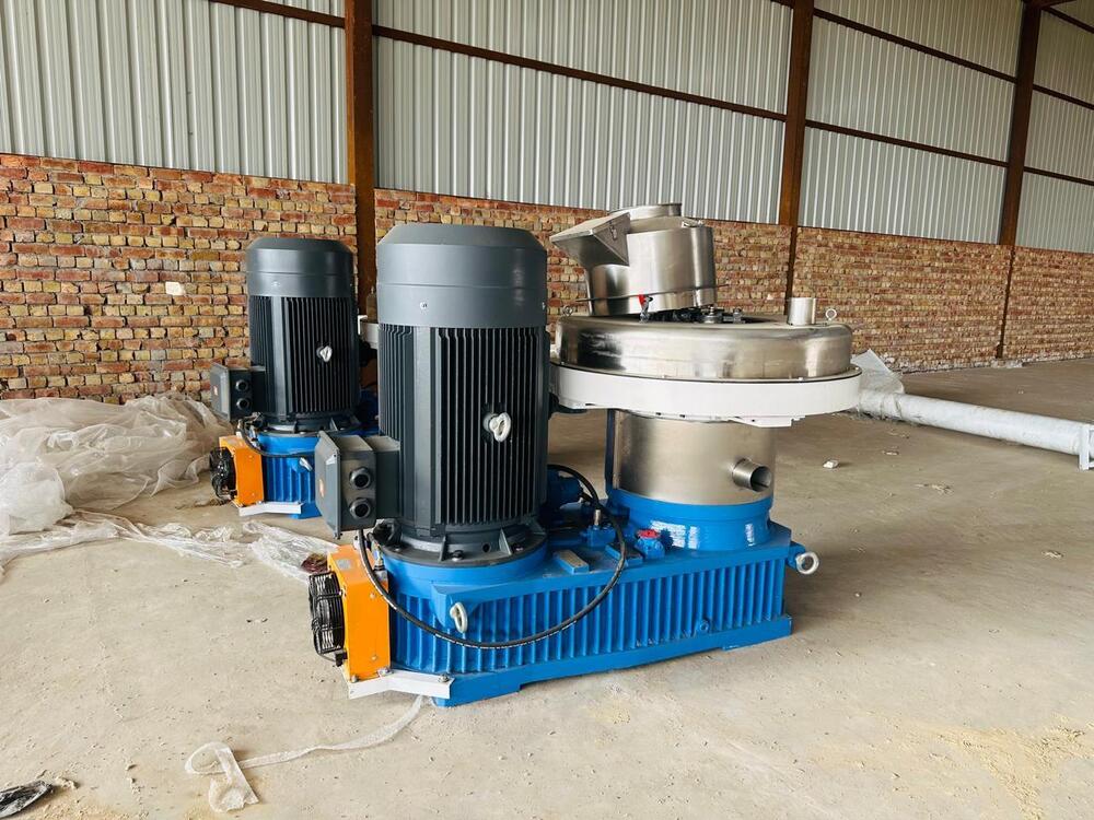 Vertical Ring Die Pellet Machine - Color: Blue