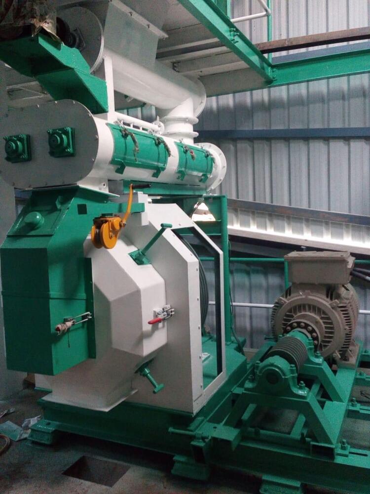 Ring Die Pellet Machine - Color: White And Red