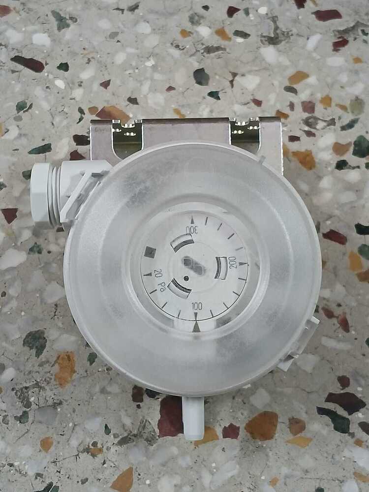 Huba Control Differential Pressure Switch Model 604.99957 Range  0.2....3 Mbar