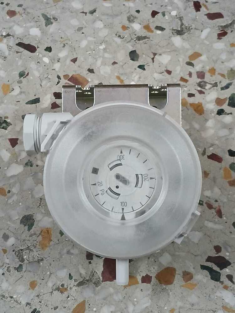 Huba Control Differential Pressure Switch Model 604.99957 Range  0.2....3 Mbar