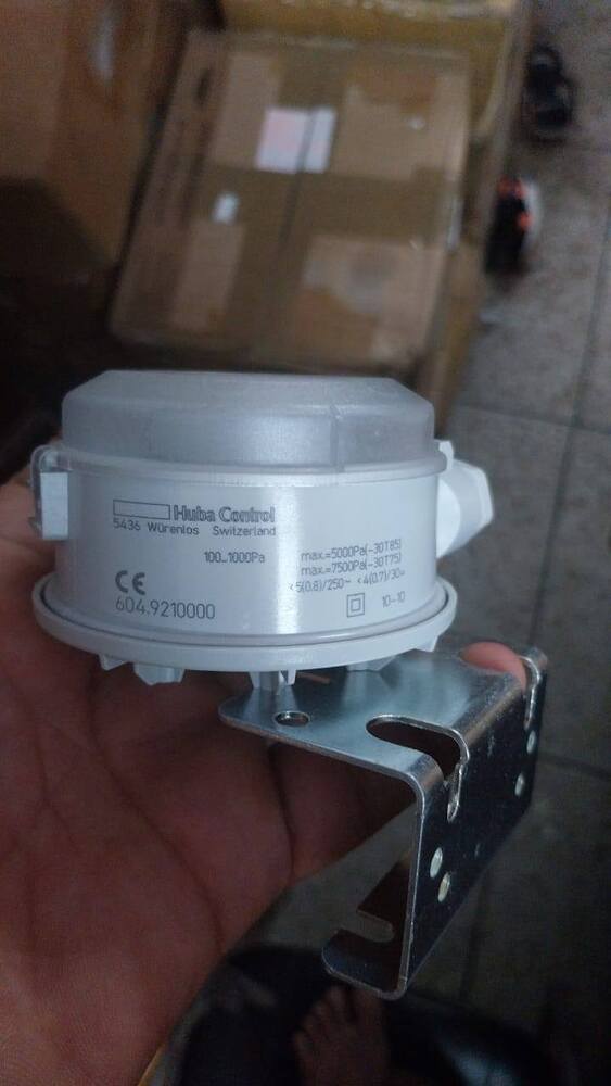 Huba Control Differential Pressure Switch Model 604.99957 Range  0.2.3 Mbar