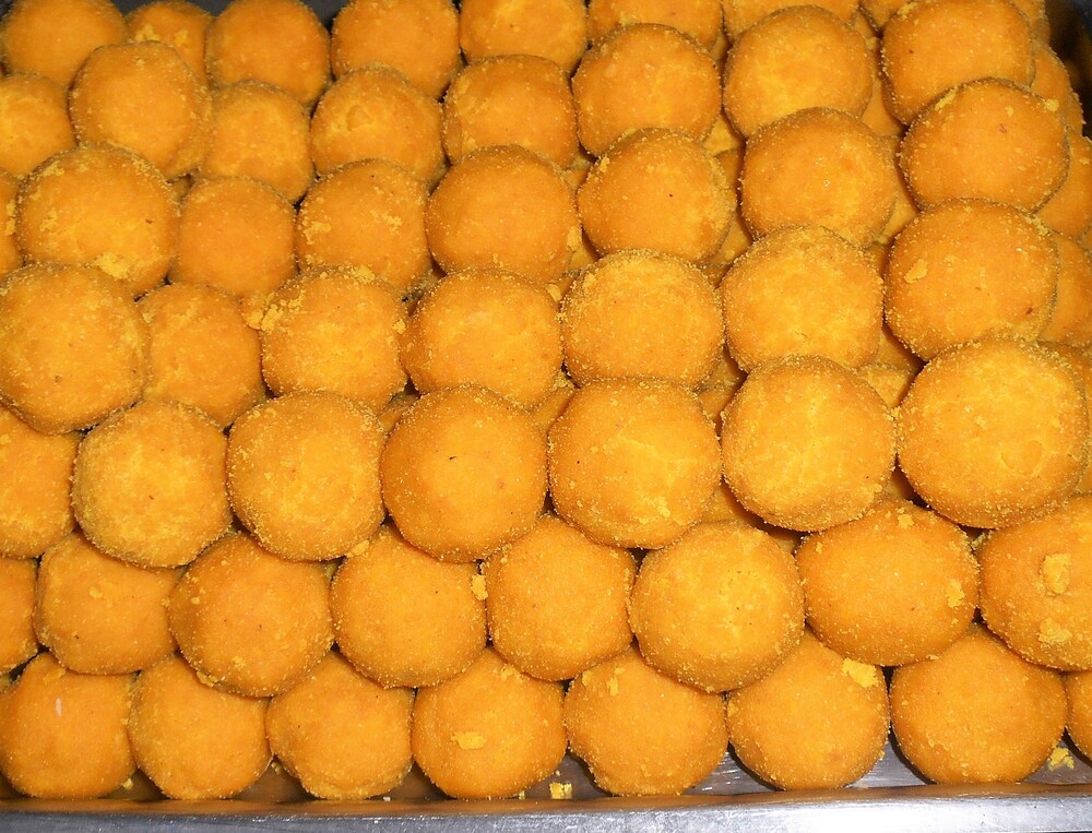 Desi Ghee Besan Laddu