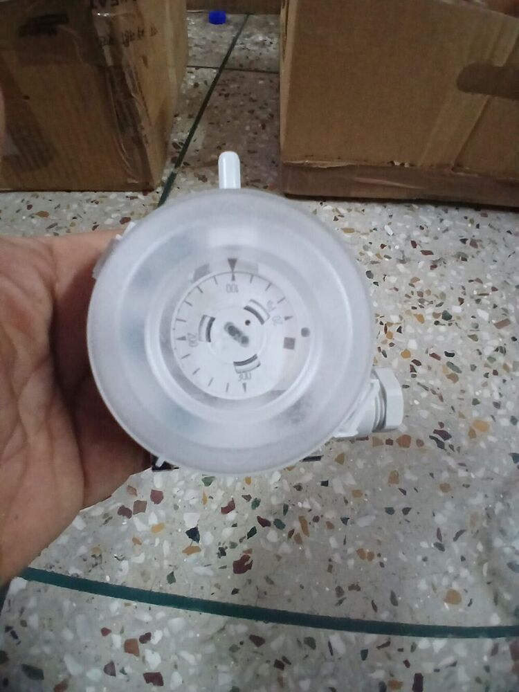 Huba Differential Pressure Switch Model 604.99957 Range  0.2....3 Mbar