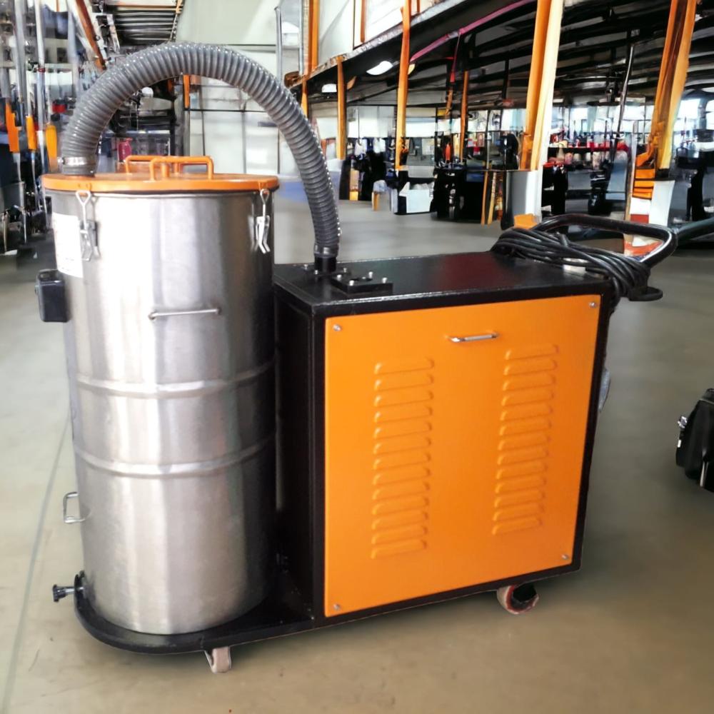 Three Phase Industrial Vacuum Cleaner Heavy Duty Industrial Dust Collector - Capacity: 110 Ltr