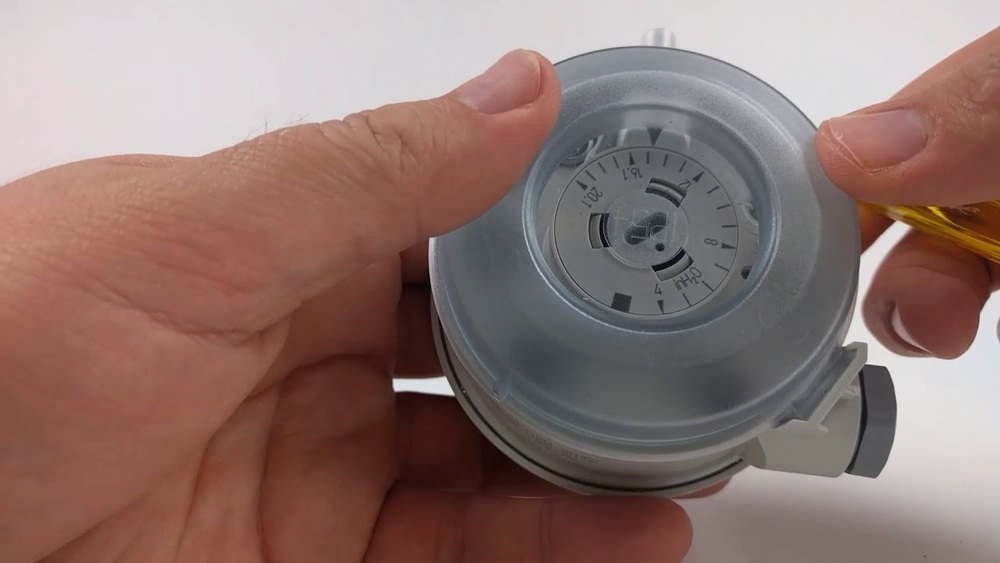 HUBA CONTROL 604.9010020 DIFFERENTIAL PRESSURE SWITCH 200-300 Pa