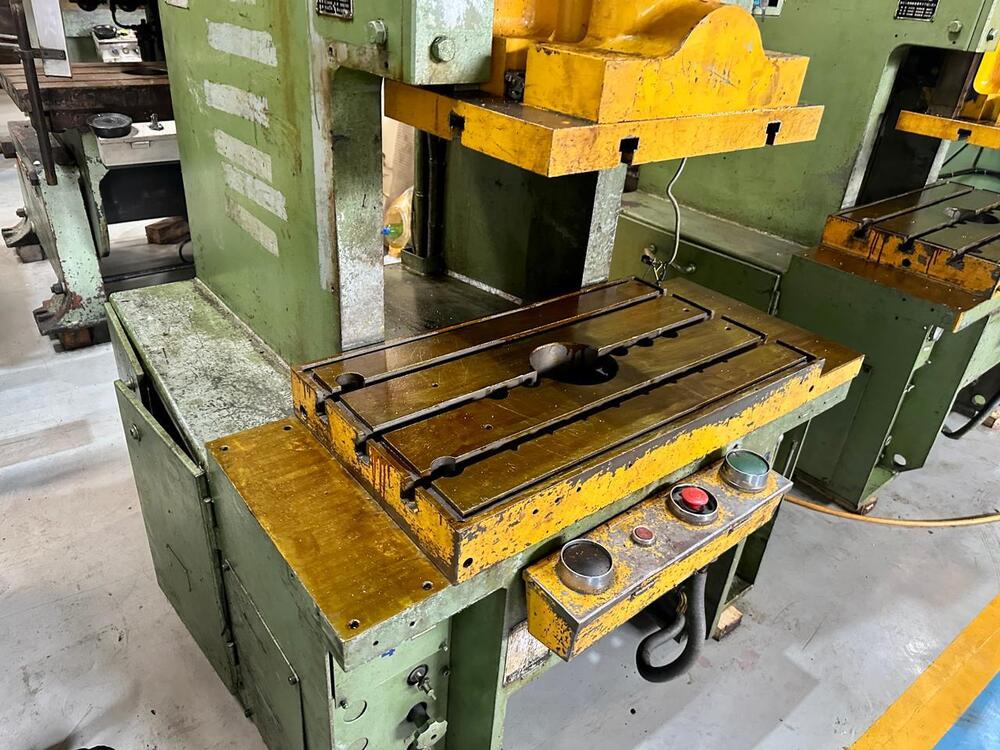 1771 Aida C Frame Single Crank Press - Cap: 45 Tons, Stroke: 140mm, Die Height: 300mm, Adjustment: 60mm, Spm: 5090, Slide: 410 X 340mm, Bolster: 830 X 465mm