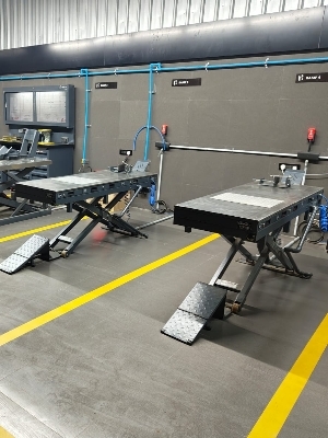 Two-wheeler service ramp