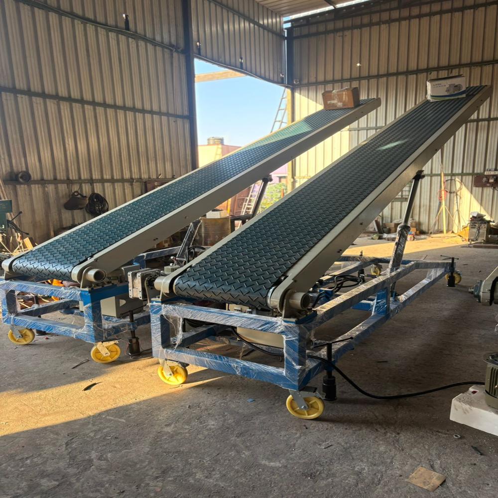 Truck loading conveyor