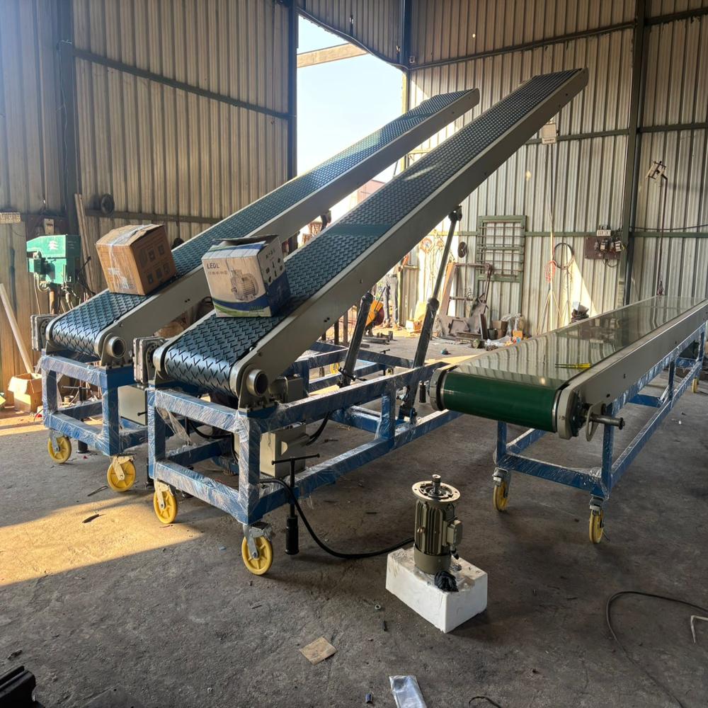 Truck loading conveyor