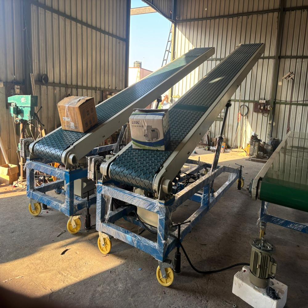 Truck Loading Conveyor - Color: Green