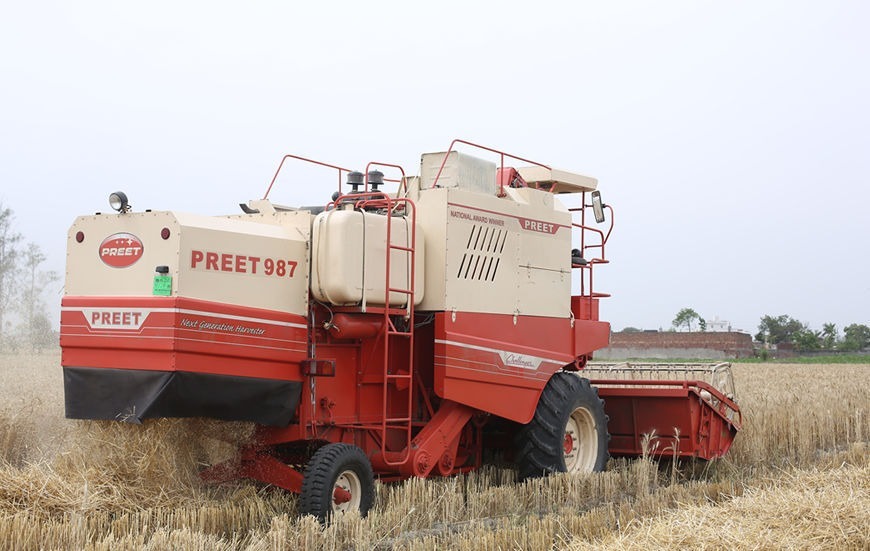 Preet 987 14 Feet Combine Harvester
