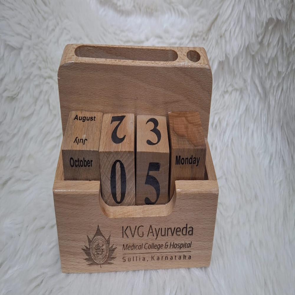 Perpetual Wooden Calendar DW 5202