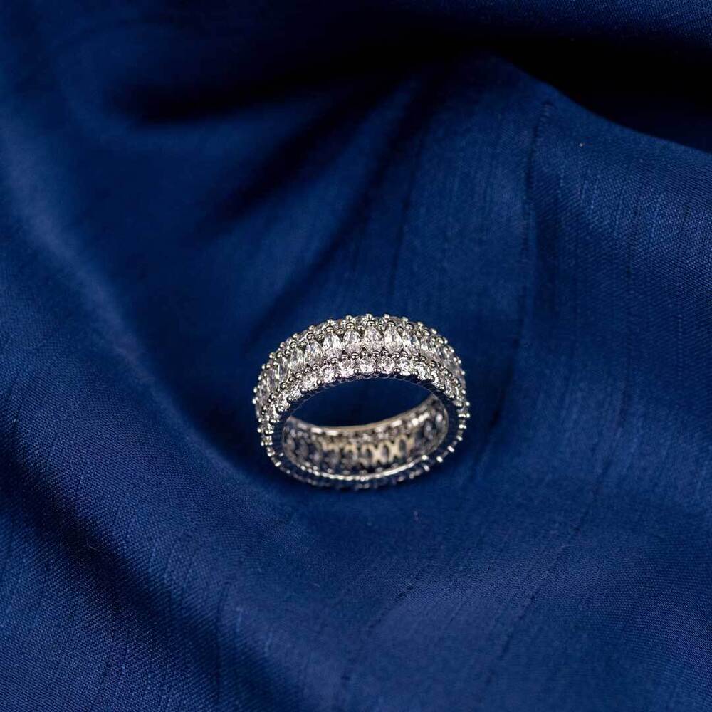 Attractive Diamond Ring - Diamond Shape: Round Brilliant Cut