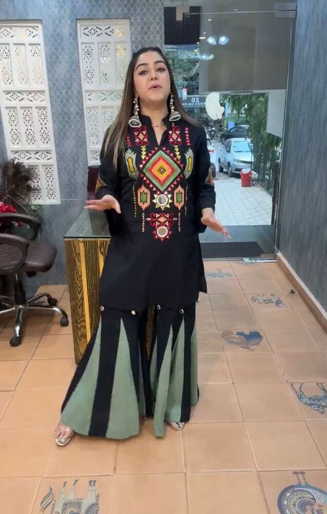 2 Pieces Stylish Suit - Bust Size: 44 Inch (In)