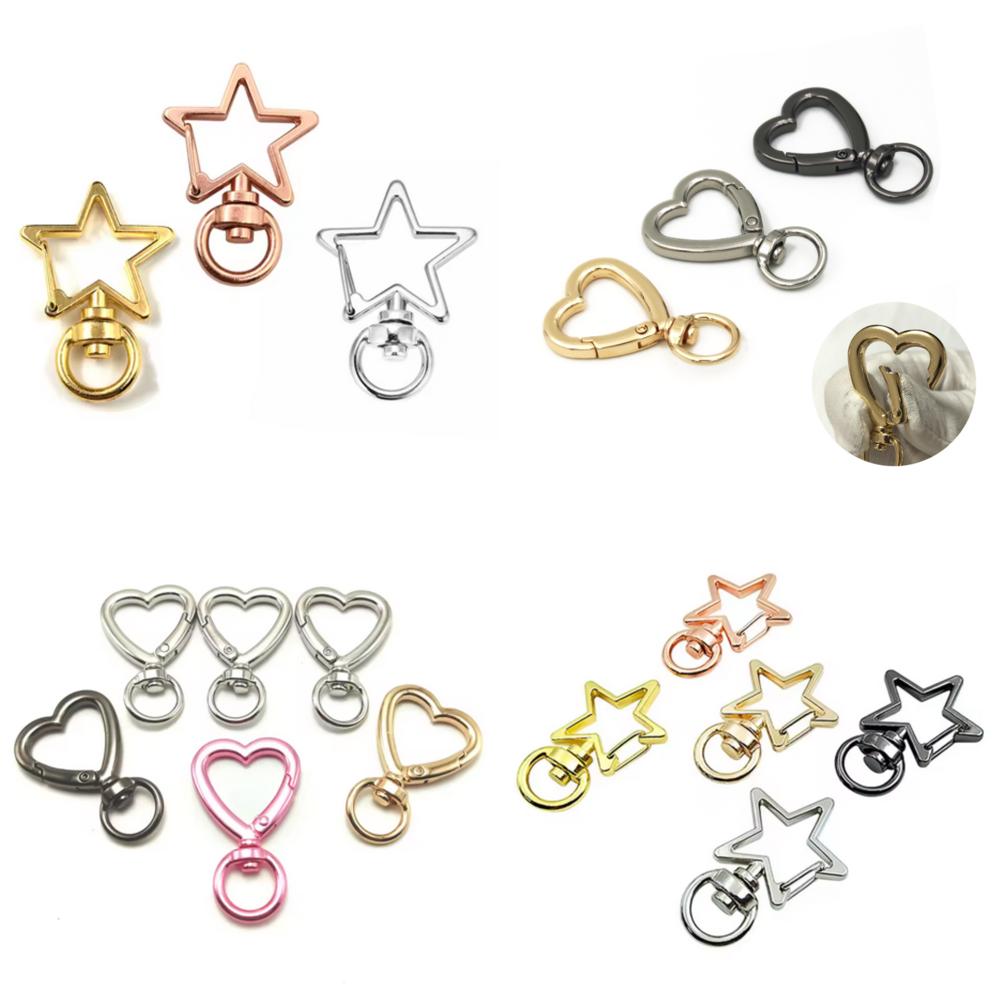 थोक धातु हार्डवेयर एक्सेसरीज़ जिंक मिश्र धातु की चाबी की अंगूठी सितारे के आकार की घुमावदार स्नैप हुक एनीमे की चाबी की चेन के लिए