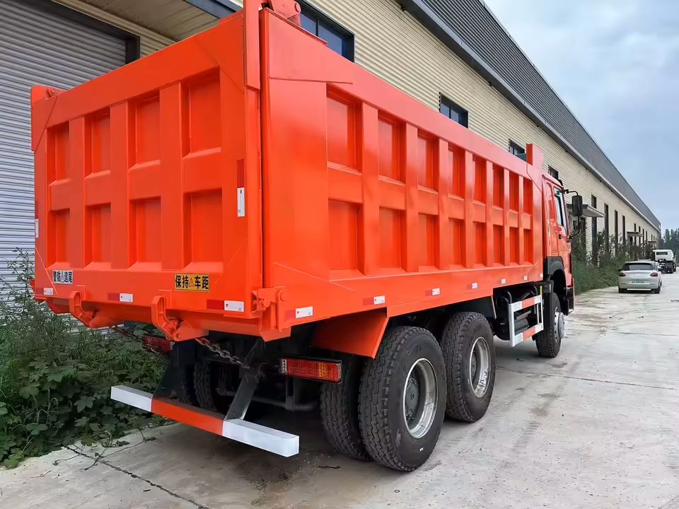 Dump Truck - Body Material: Iron / Steel