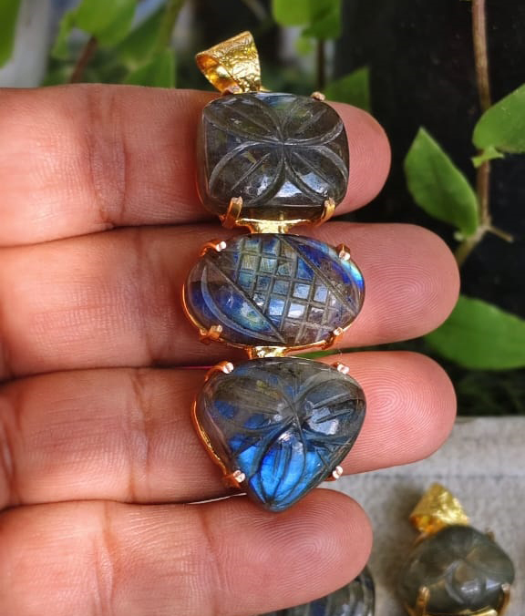 Premium Quality Labradorite Pendant - Color: Multicolor