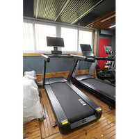 WG TR 100 MT  COMMERCIAL TREADMILL MIRROR TECH