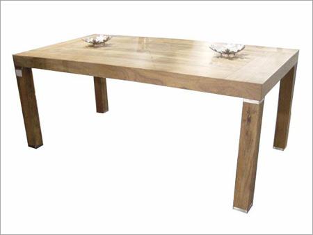 डाइनिंग टेबल