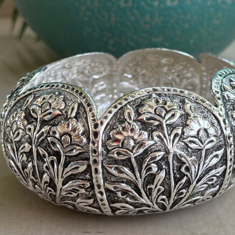 6 Inch Silver Finish Small Flower Cut Urli