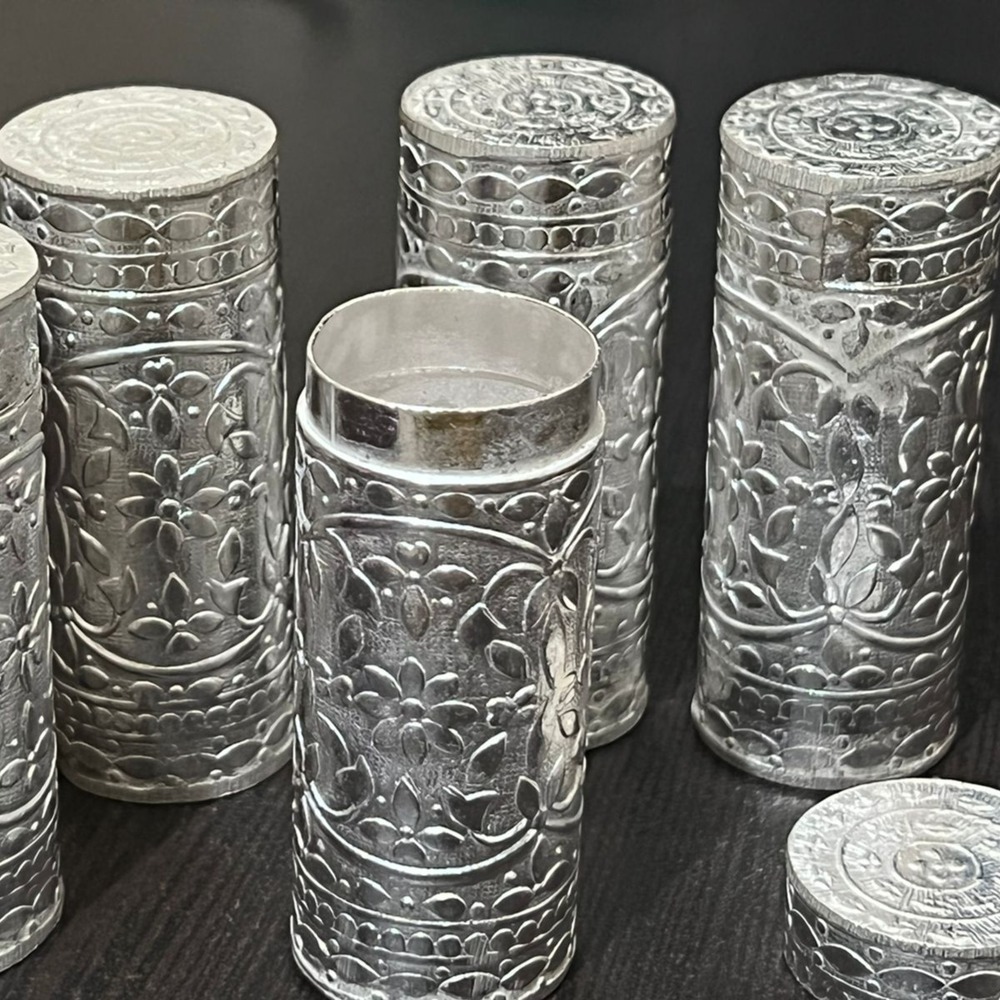 Sleek Cylinder Shape Manikchand Dibbi