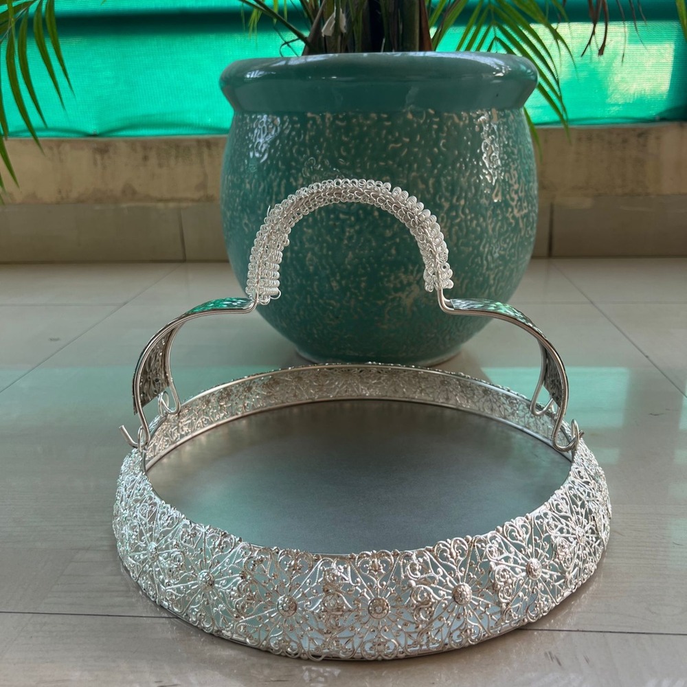 Cut Jhali Border Round Tray With Handle