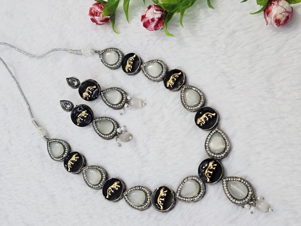 Sabyasachi Necklace Set - Design: Fancy