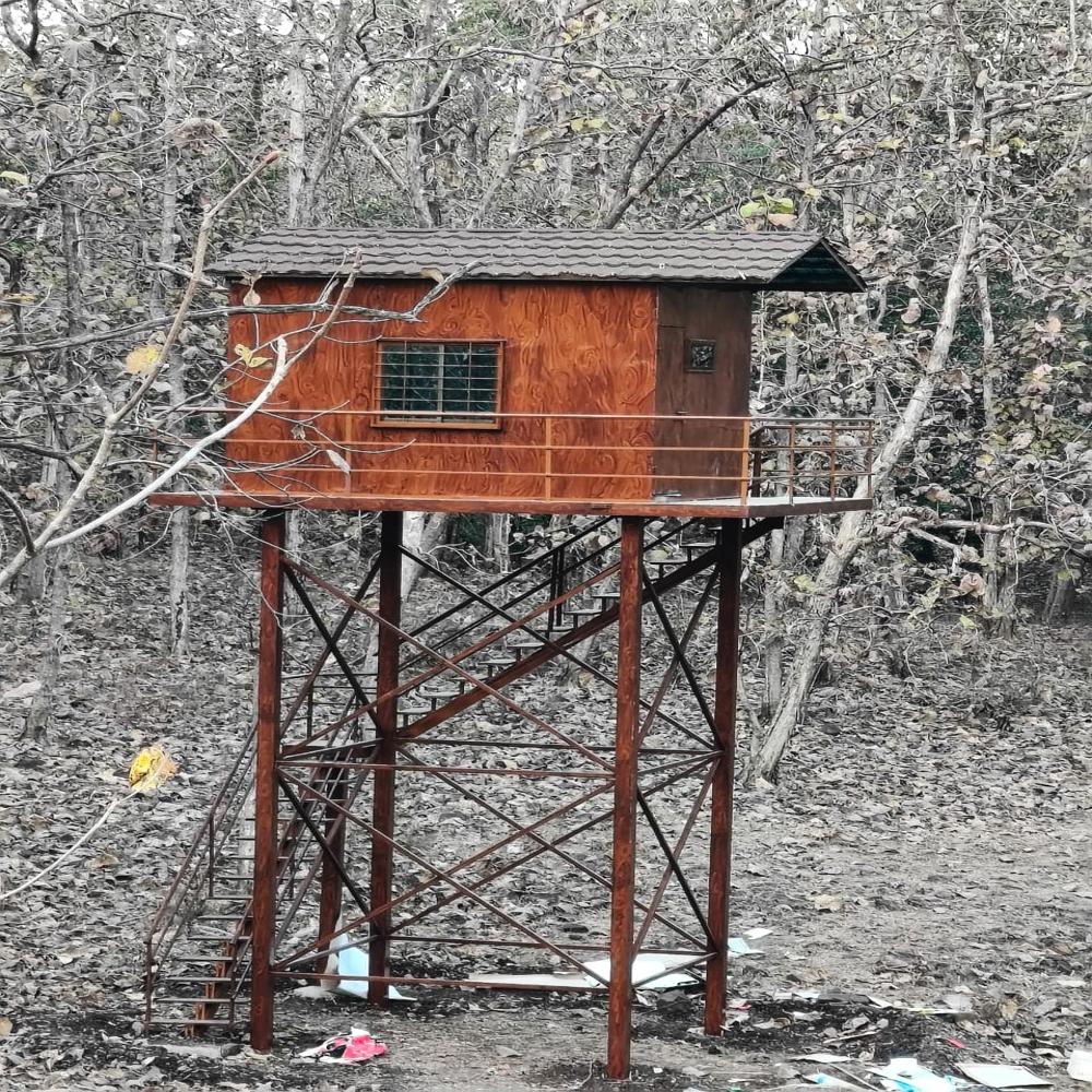 Security Watch Tower - Color: Wooden Brown