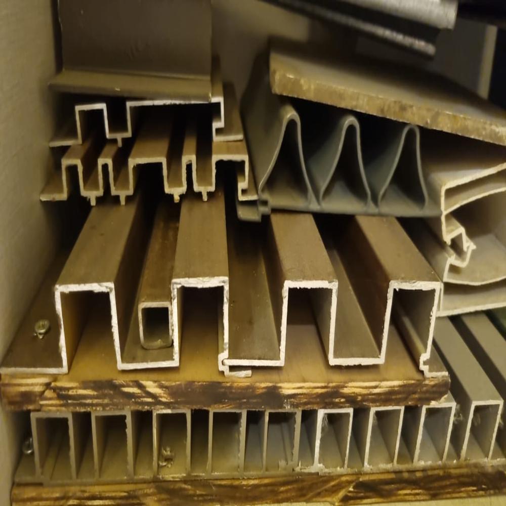 Sunshade louvers, curved rectangular airfoil profiles, RAL colour, powder-coated PVDF finishes anodised  architectural aluminium louvers customization 