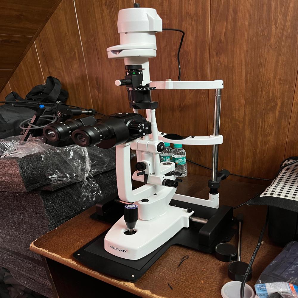 Medcounty Digital Slit Lamp 3-step Magnification - Dimension (L*w*h): 33x59x46 Centimeter (Cm)