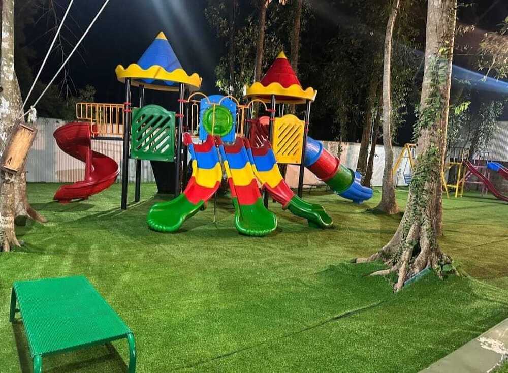 Four Unit Mulit Play Station - Color: Multicolor