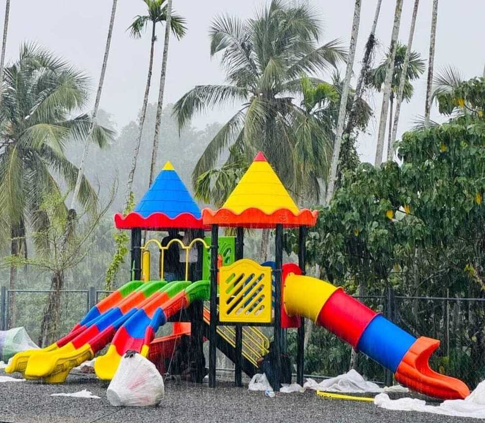 Two Unit Mulit Play Station - Color: Multicolor