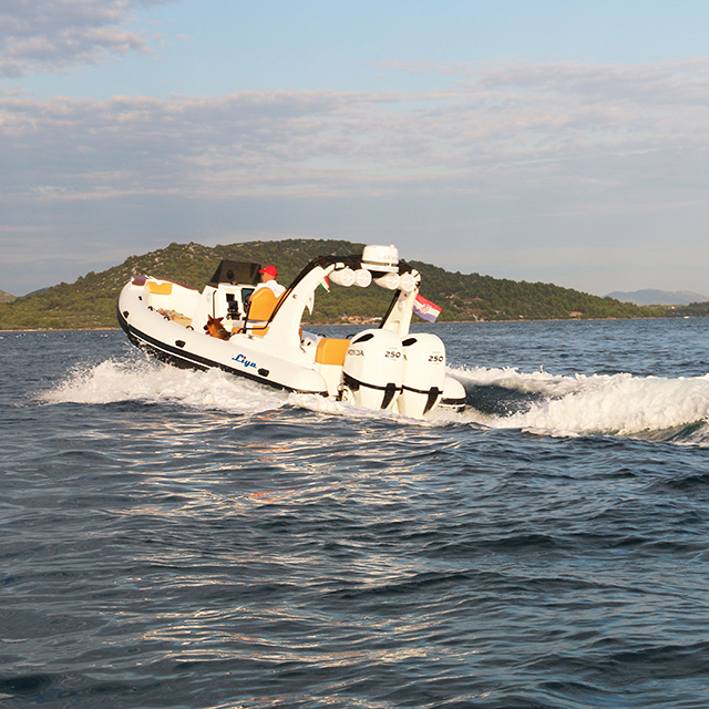 Liya 7.5m Rib Inflatable Boat With Outboard Motor - Capacity: 1800 Kg/hr