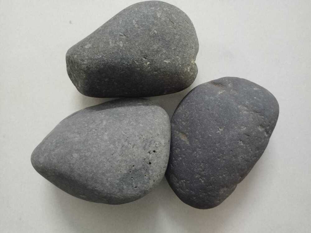 NATURAL RIVER BLACK PEBBLES AND GRAVELS SIZE : 3-4 INCH